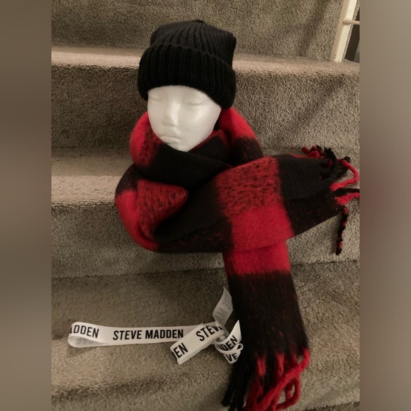 NWOT STEVE MADDEN Scarf and Pom Hat Set - Picture 3 of 6